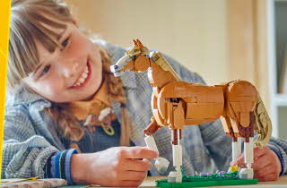 bilde på en Lego hest med en jente som bygger den