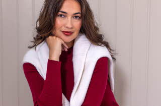 bilde av en dame i rød genser