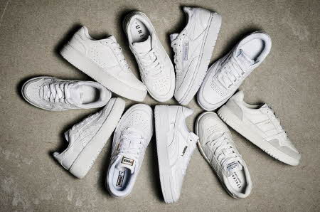 mange hvite sneakers