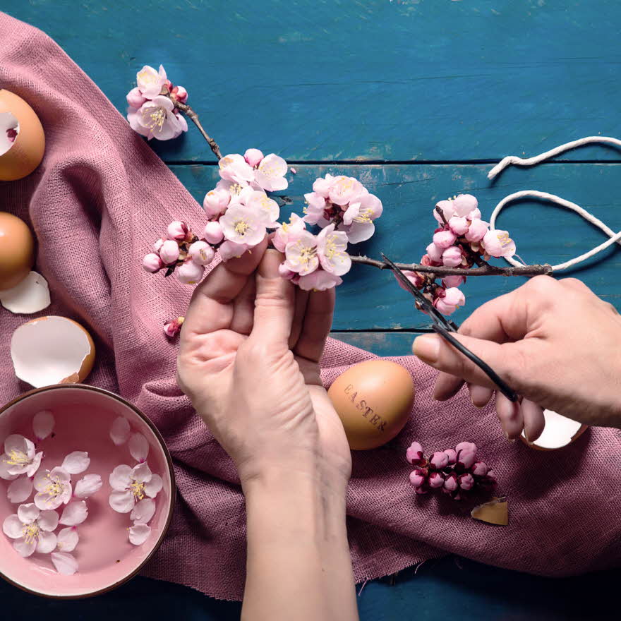 Rosa blomsterdekorasjon og eggeskall