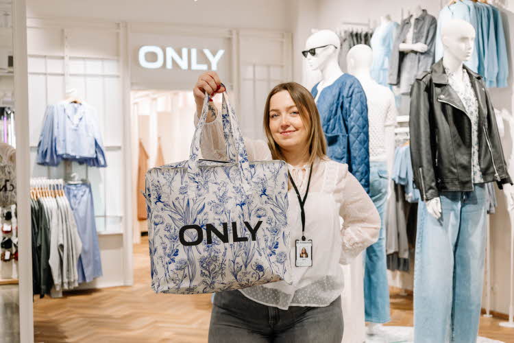 Dame som poserer med handlenett fra Only
