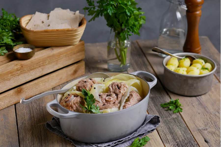 Høst er høysesong for norsk tradisjonsmat med norske rotgrønnsaker, lam og viltkjøtt. Vi deler en klassisk og god oppskrift på fårikål - fra Meny.