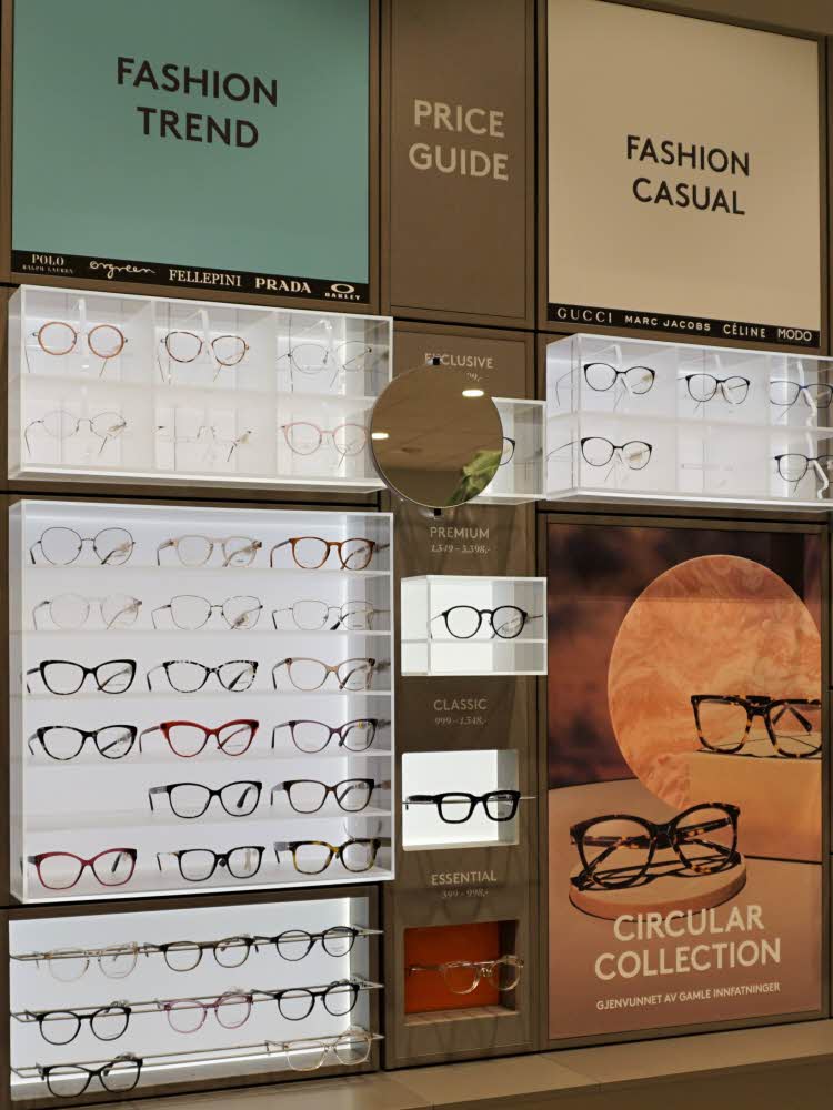 Brillevegg med briller i ulike kategorier og trender