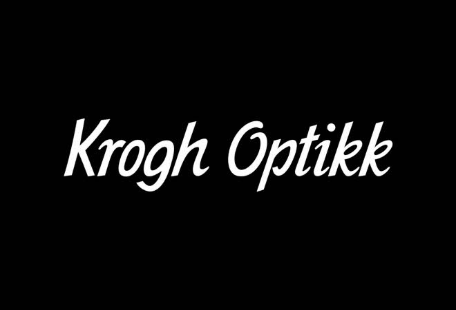 Bilde av logoen til "Krogh Optikk" på en svart bakgrunn.