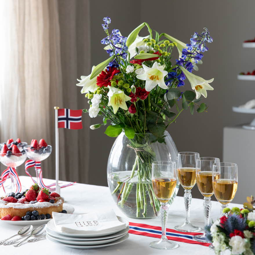 17. mai inspirerte blomster i vase på et dekket bord fra Mester Grønn