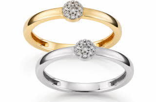 To diamantringer, en i gull og en i hvitt gull.