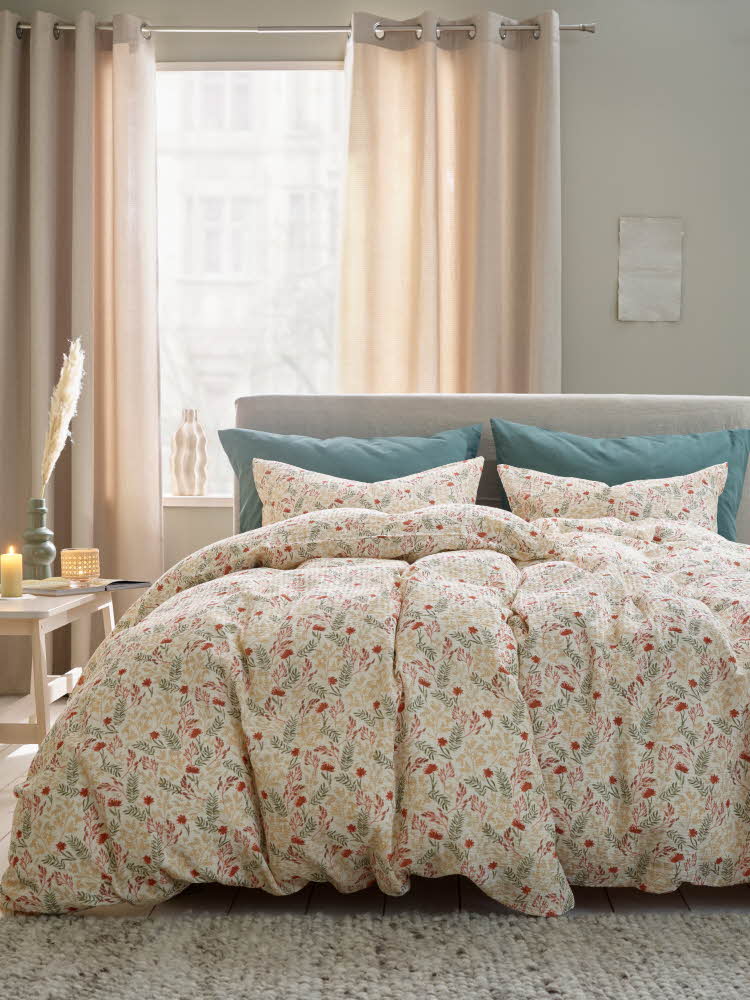 soverom med grønne og lyse blomstrende sengetøy