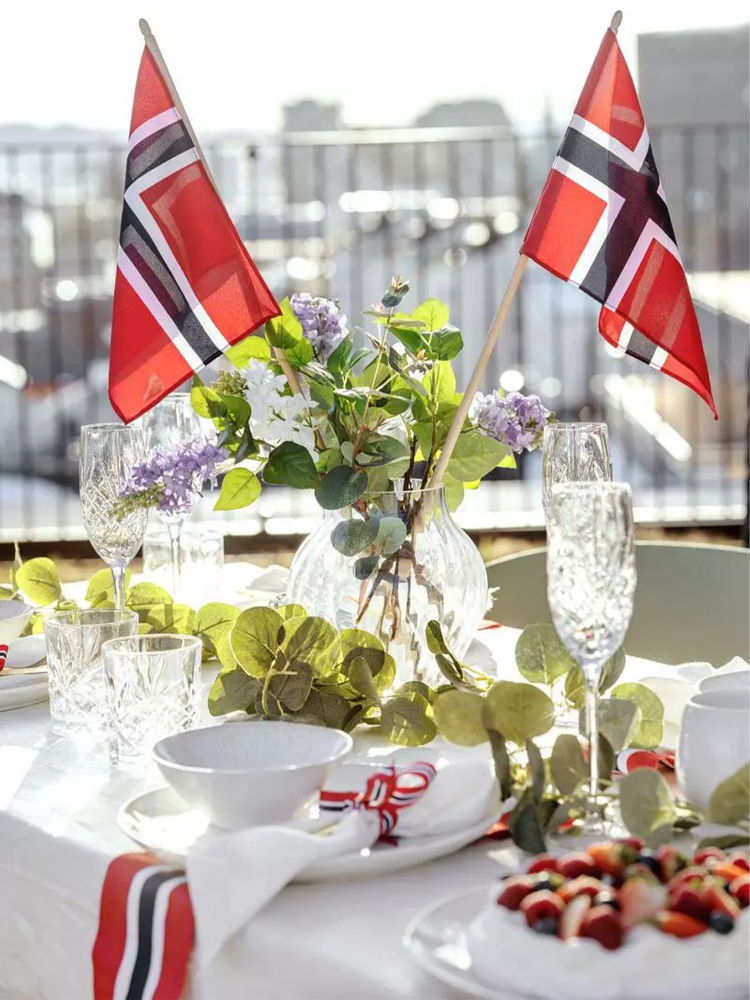 fint dekket bord med pynt og flagg