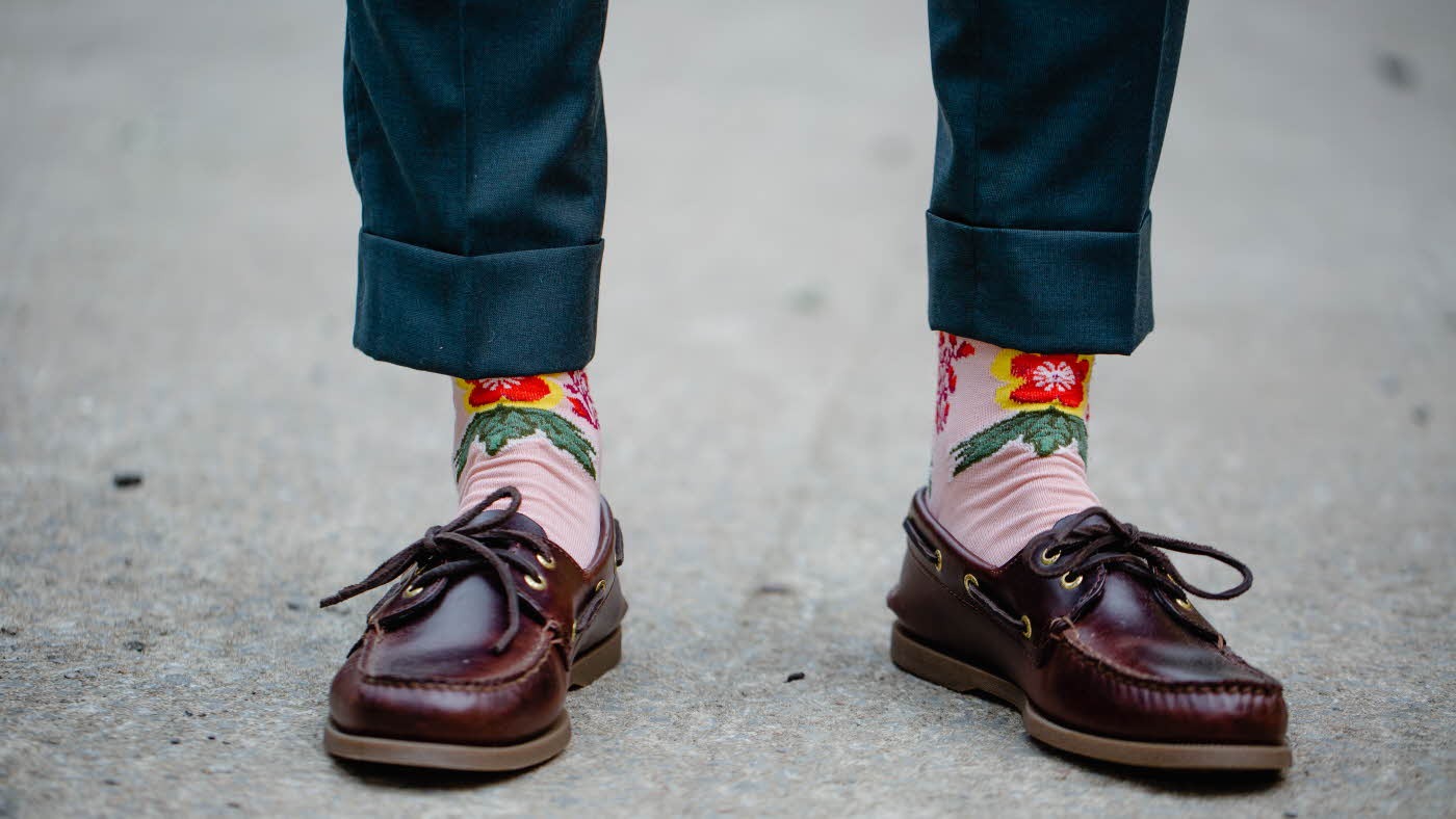 Fokus på Føtter, hvor man ser brune sko med rosa sokker
