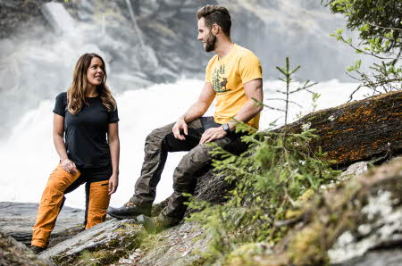 par som poserer i skogen med t skjorte og turbukse