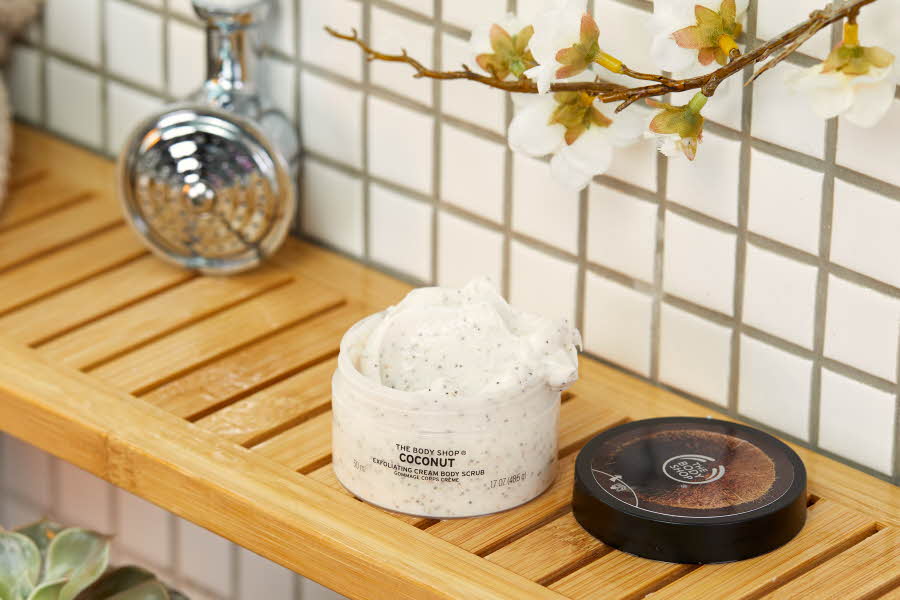 Bodyskrubb fra The Body Shop i dusjen