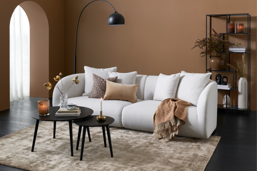 Stue med hvit sofa og brune vegger
