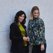 En dame med sort Liz blazer og en dame med Sita topp