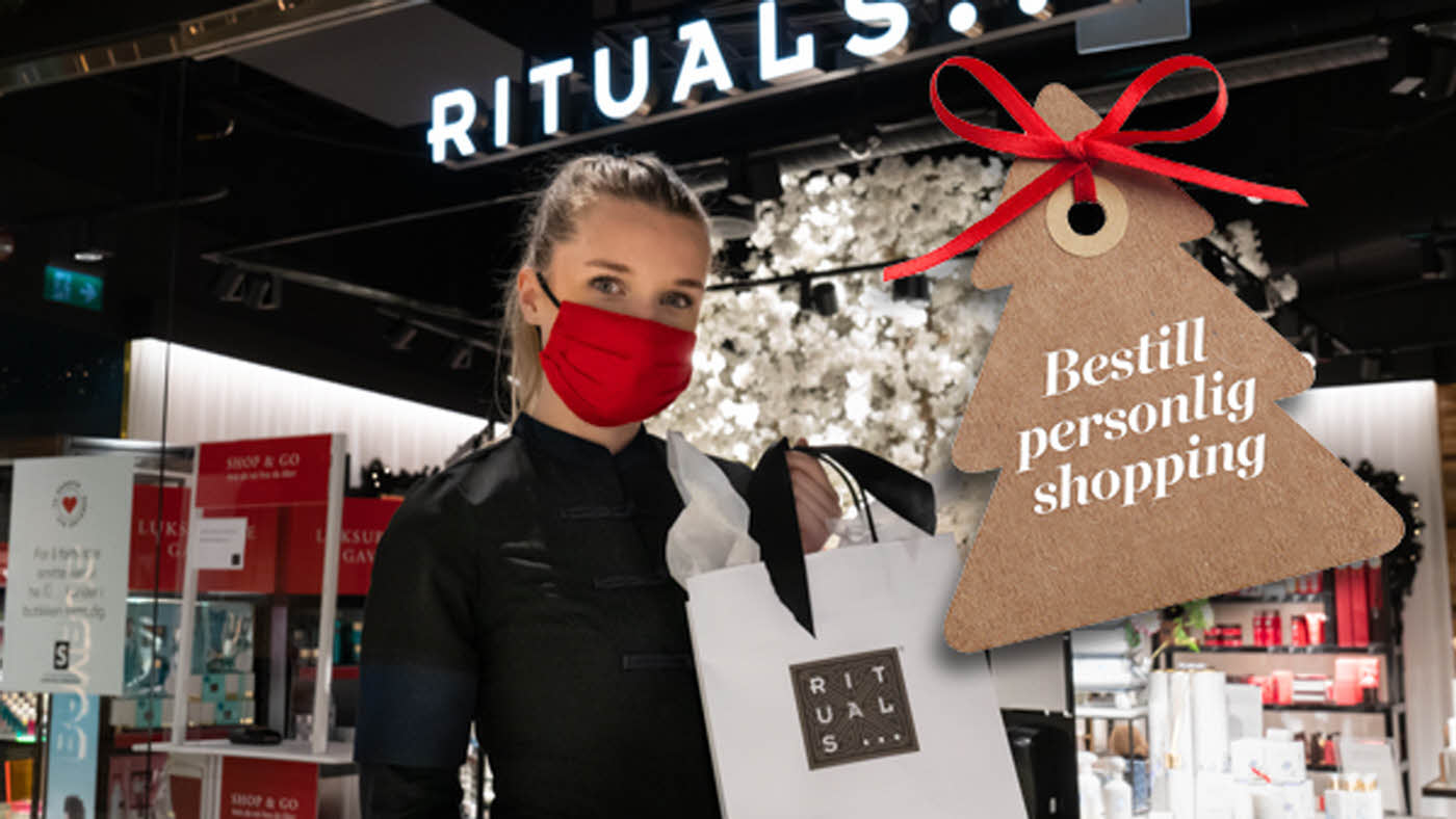 Dame som står utenfor butikken Rituasl med en handlepose. Bestill personlig shopping