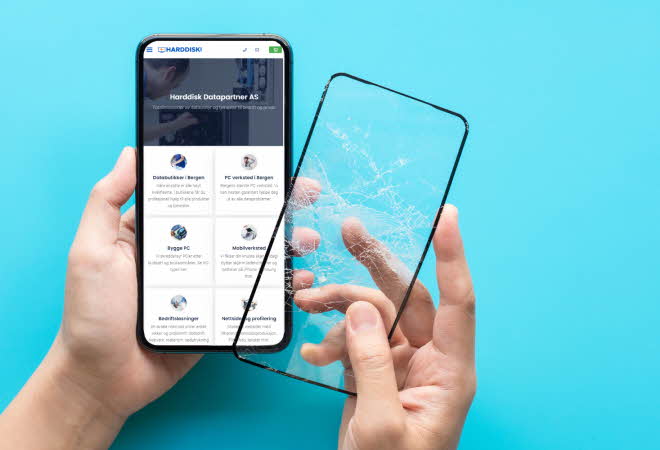 Noen som fjerner knust skjermbeskytter fra mobilen