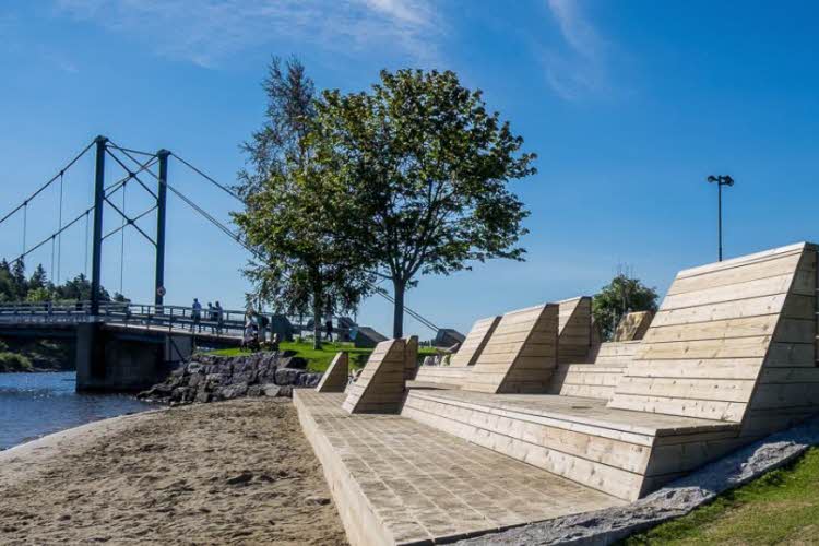 Trenbenk på en strand