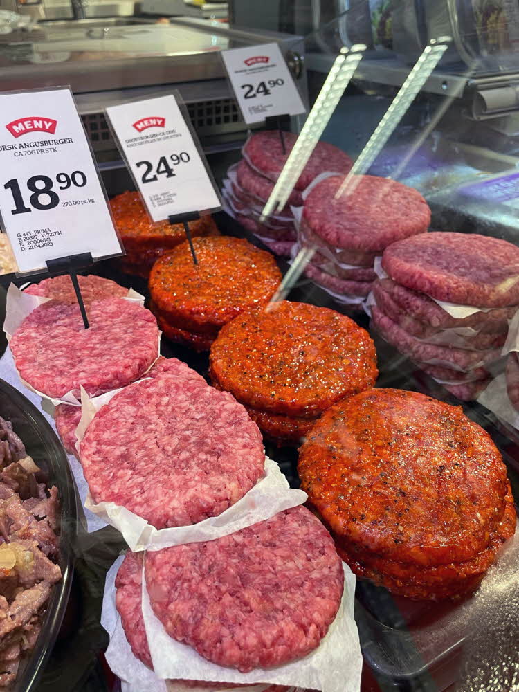 Kjøttdisk med hamburger på utstilling