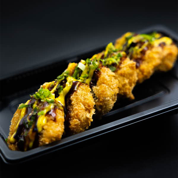 6 biter fritert maki med kylling, toppet med fersk hakket vårløk, curry mayo og teriyakisaus.
