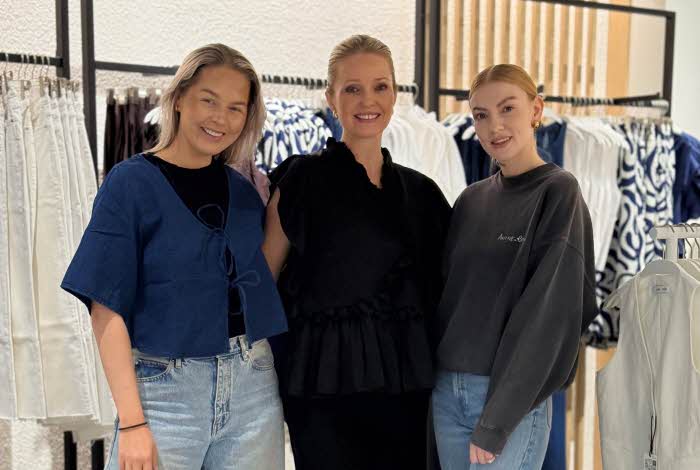 Tre damer står i butikken Mango