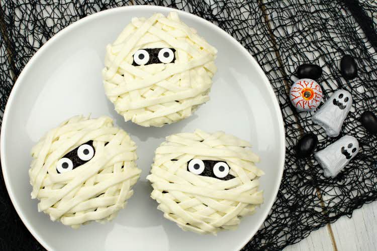 Tre muffins pyntet som mumier