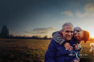 En mann og en dame som sitter ute i solnedgang med logoen Svea Vaccin.