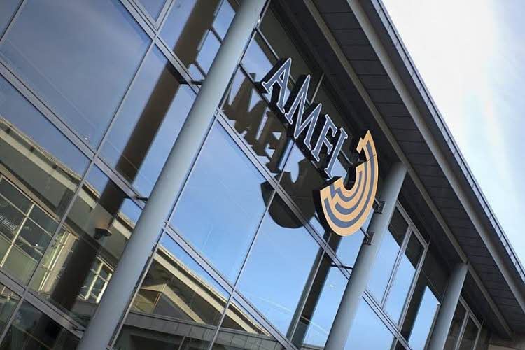 Utvendig bilde av bygning med amfi logo