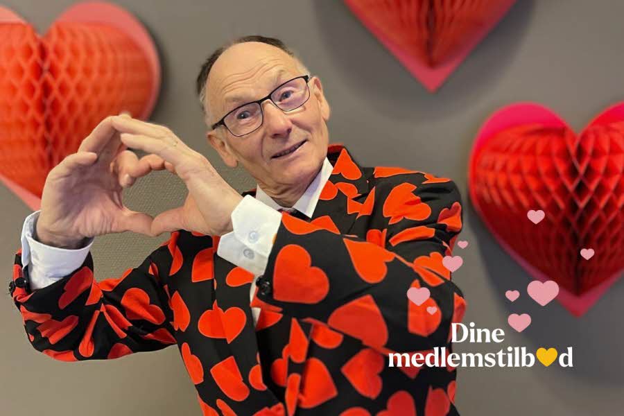 Mann med hjertedress. Tekst: Dine Medlemstilbud. 