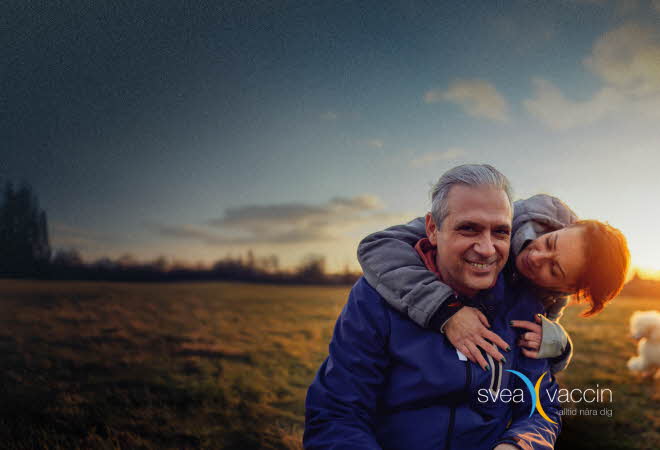 En mann og en dame som sitter ute i solnedgang med logoen Svea Vaccin.