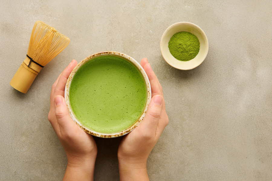 Det grønne pulveret har unike egenskaper og brukes i både mat og drikke, bli bedre kjent med matcha.