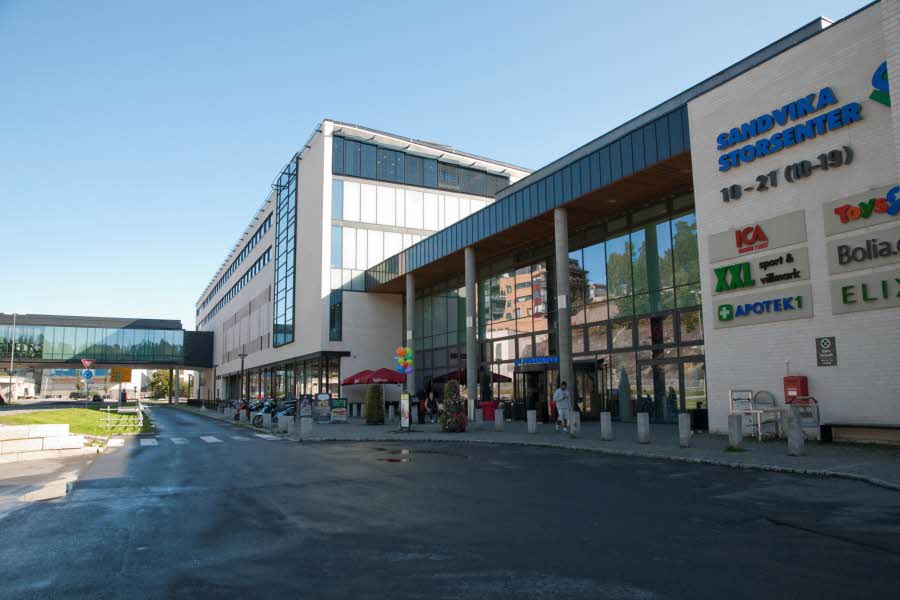 En stor bygning, Sandvika Storsenter med butikkskilt på veggen