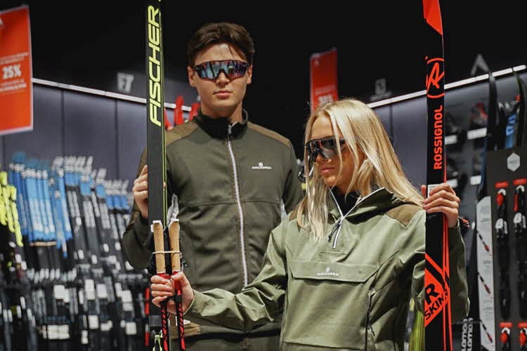 Dame og mann som holder i ski