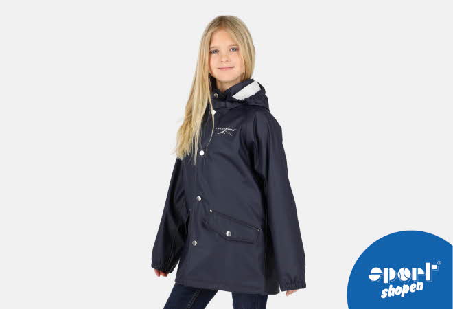 Bilde av en jente med regnklær