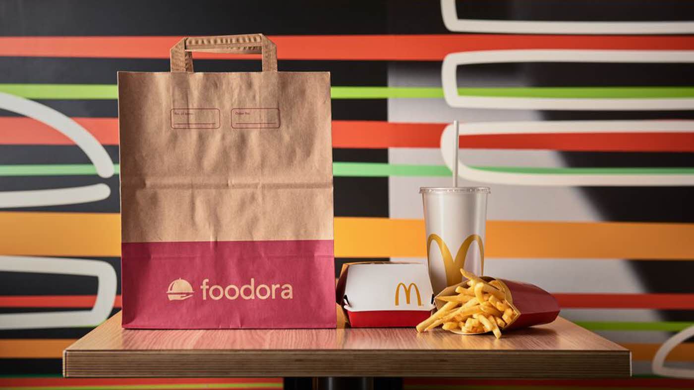 Mc Donalds hamburger i en eske, pommesfrittes og en shake