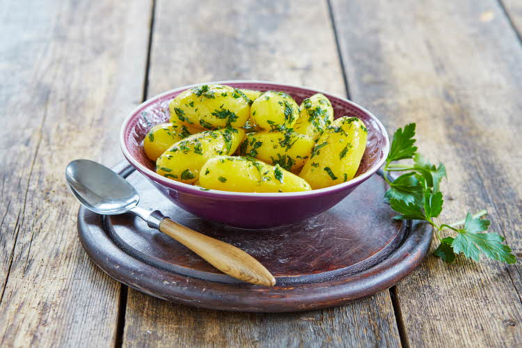 Skål med smørstekte poteter med dill på toppen