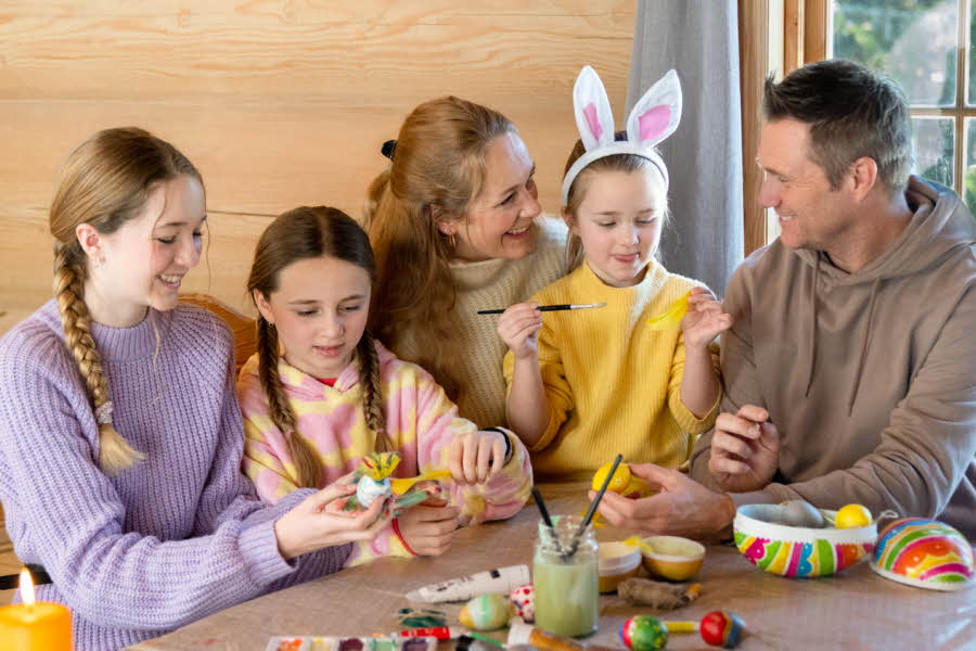 En familie rundt et påskepyntet bord