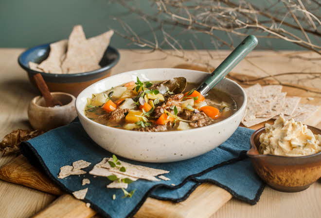 En bolle med kjøttsuppe og grønnsaker.