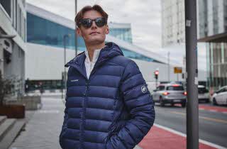 Mann som har på seg jakke fra Anton Sport