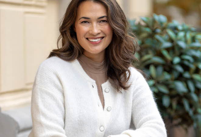 bilde av en dame i hvit genser