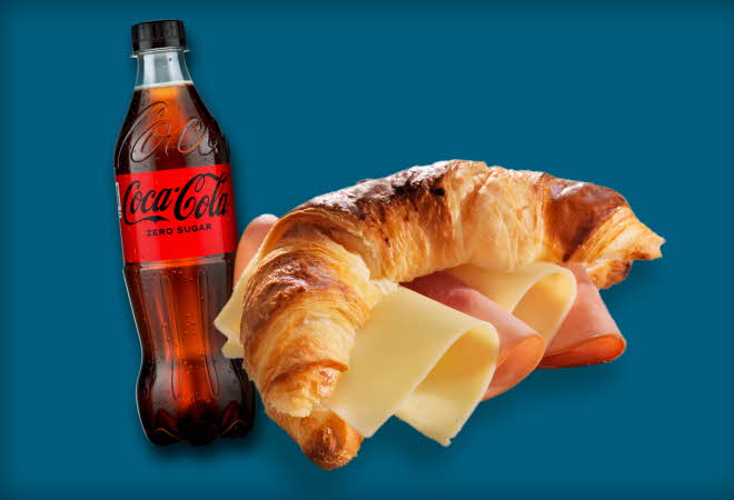 En Croissant med ost og skinke og en flaske Cola uten sukker