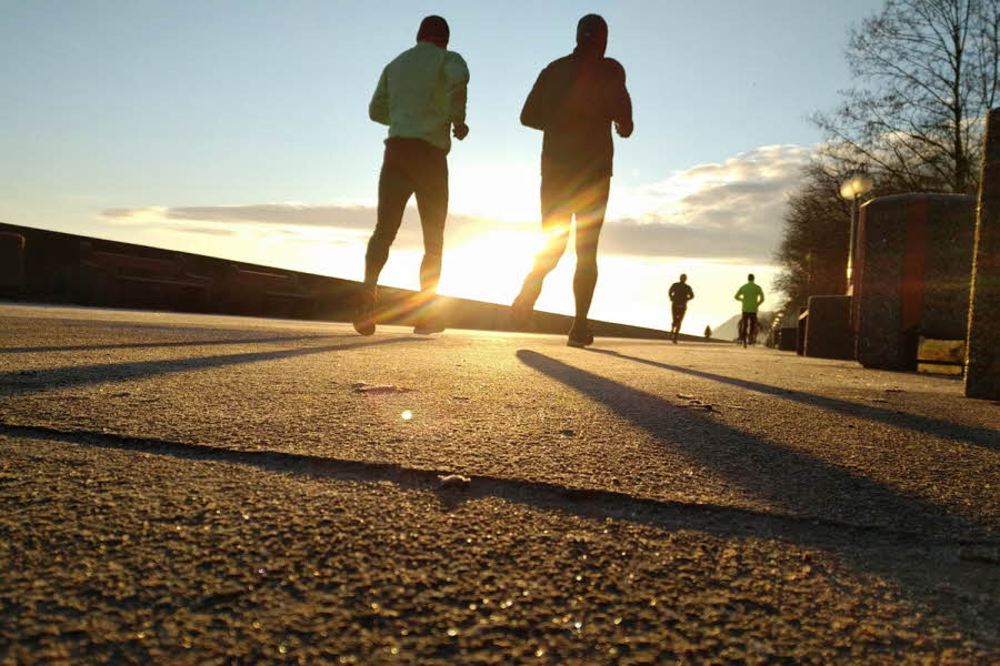 to menn som jogger ute i solnedgang