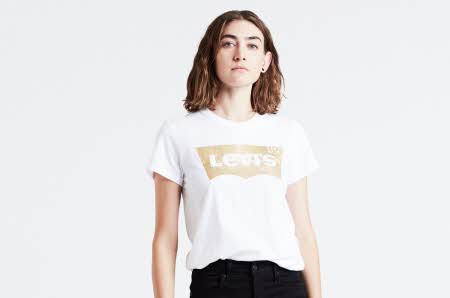 jente med kort brunt hår med hvit t skjorte med Levis logo