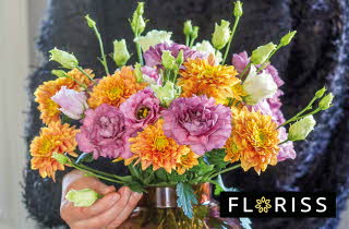 En fargerik blomsterbukett.