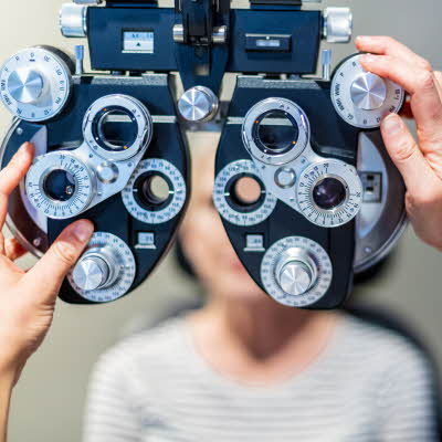 Maskin som måler styrke på øynene hos optiker