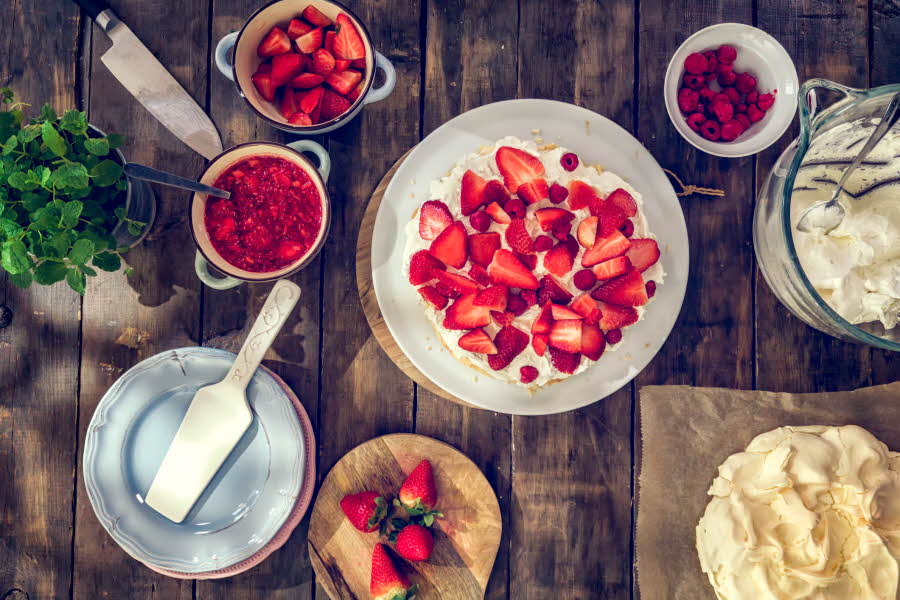Det sägs att frukosten är dagens viktigaste måltid. På 17 maj är allt tillåtet och det innebär att man kan äta pavlova med massor av jordgubbar till frukost.