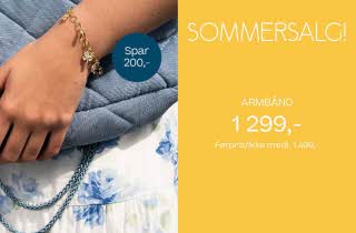Gullfarget armbånd med charms. er på armen til ei jente med hvit og lyseblå kjole