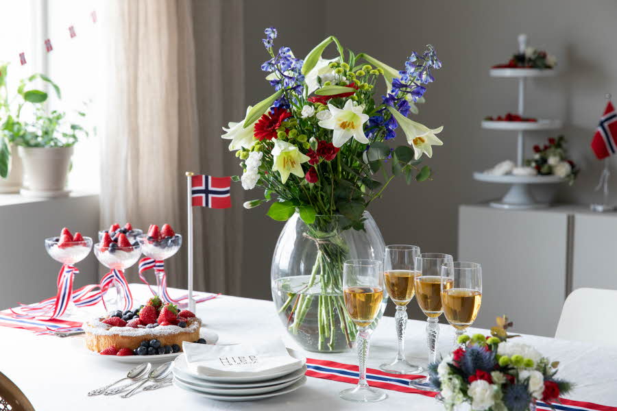 17. mai er vårens store høydepunkt – en dag fylt med tradisjoner, feiring og samvær. Med blomster i rødt, hvitt og blått blir det feststemning både ute og inne.
