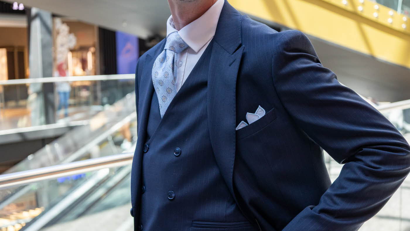 mann i blå dress