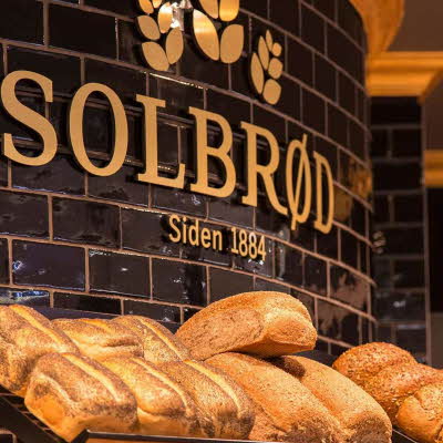 Skilt av logo "Solbrød" med display av brød