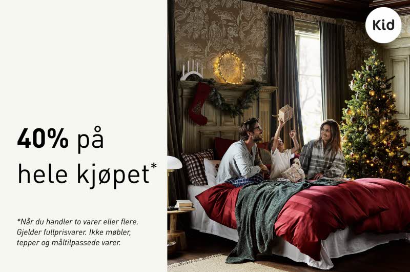 En seng med et juletre ved siden av og en familie som sitter på sengen og teksten "40% på hele kjøpet*"