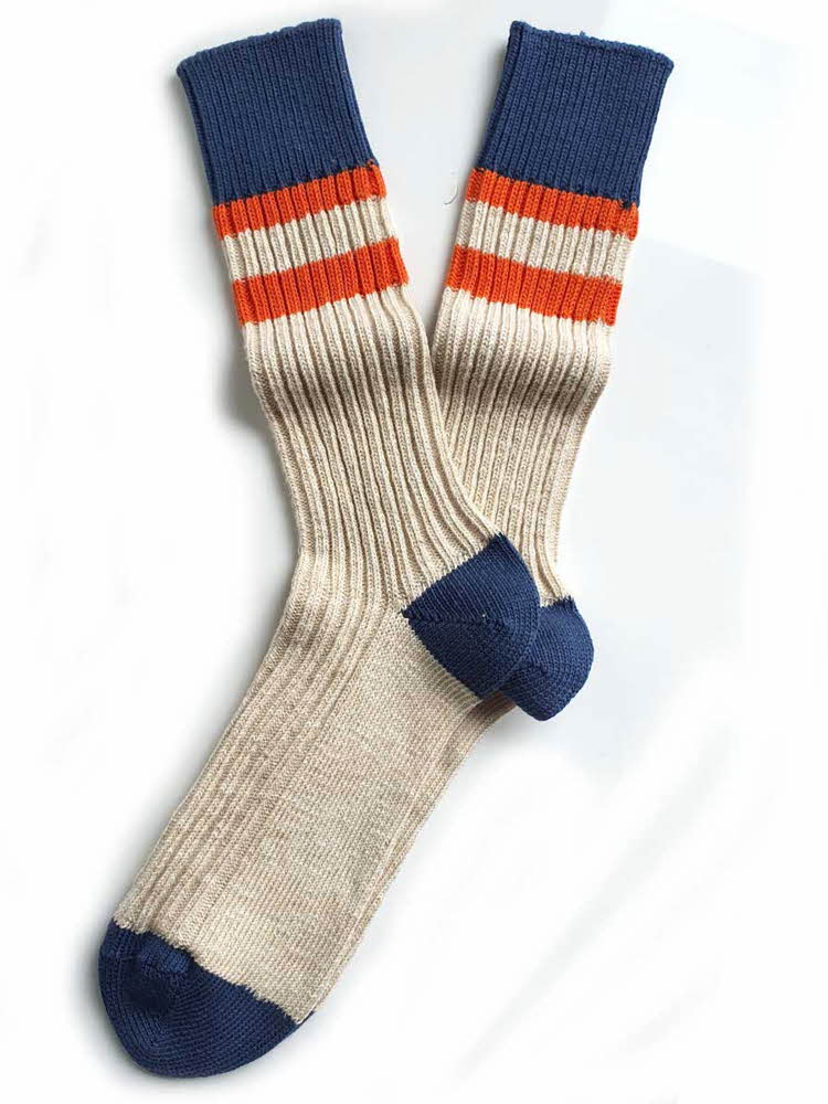Hvite, oransje og blå sokker